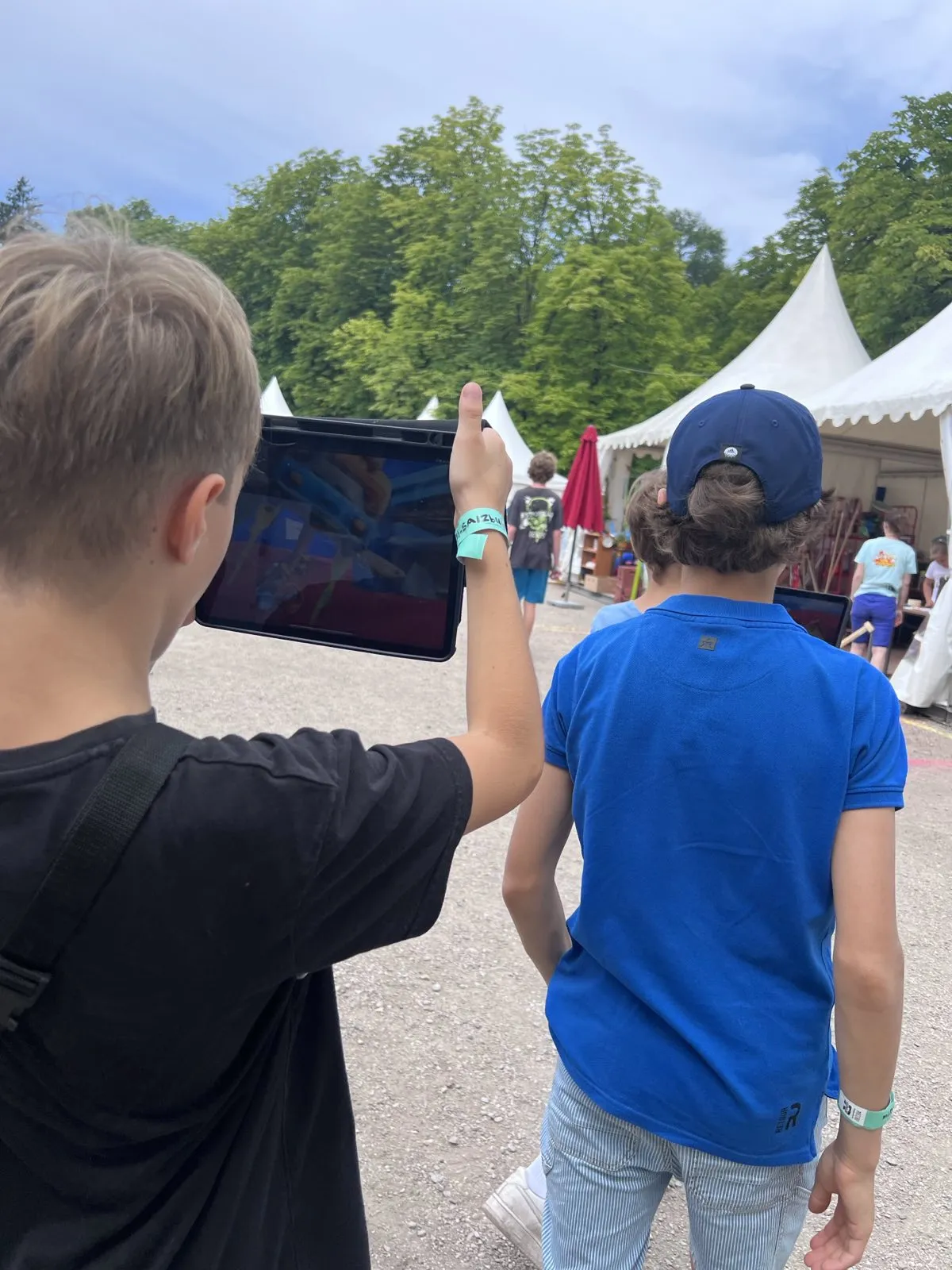 Kinder betrachten ihre Mars-Stadt in Augmented Reality